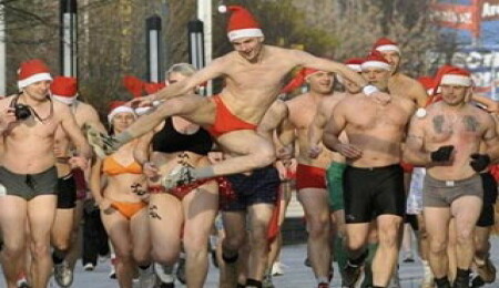 Macaristan'da çıplak Noel Babalar koştu