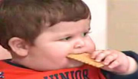 Bebeğe verilen katı gıdalar obezite yapıyor