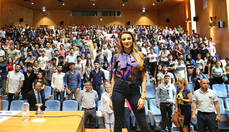 Özge Ulusoy sevenleri ile LAÜ'de buluştu