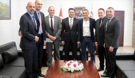 Başbakan Hüseyin Özgürgün, KKTC Basketbol Federasyonu'nu kabul etti