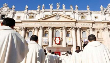 Papa, çocuk istismarcısı iki şilili din adamını papazlıktan çıkardı