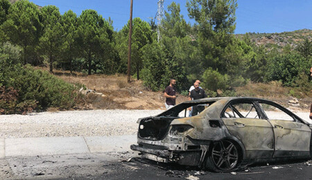 Park halindeki araç alev aldı