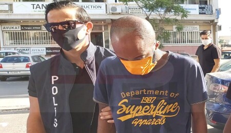 Gizlice girdiği evde mastürbasyon yaparken yakalandı