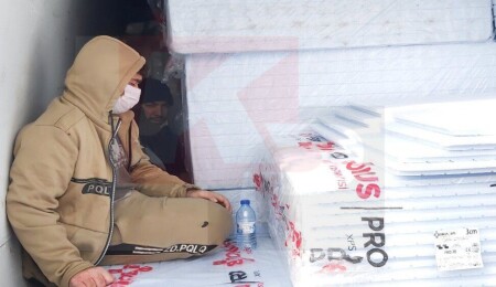 Mağusa Limanı’nda mülteci operasyonu; van araç içinde 4 mülteci bulundu