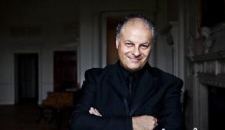 Kıbrıslı Türk besteci ve orkestra şefi Tolga Kaşif, Queen'i ziyaret etti