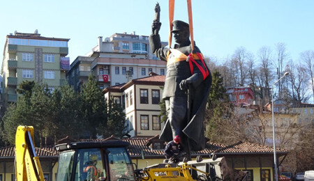 Atatürk Heykeli Rize Meydanı'ndan Kaldırıldı