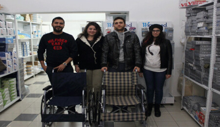 DAÜ öğrencilerinden tekerlekli sandalye bağışı