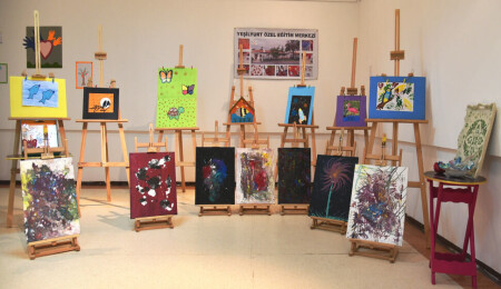 Özel eğitim merkezlerinde eğitim gören bireylerin sanatsal çalışmaları sergilendi