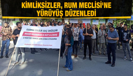 Kimliksizler Derneği, Güney Kıbrıs Meclisi önünde protesto düzenledi