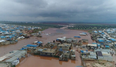 Suriyeli sığınmacı kamplarını vuran selin ardından 25 bin kişi çadırsız kaldı