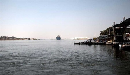 Süveyş Kanalı'nda yaşanan kaza deniz trafiğini durdurdu