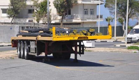 Gazimağusa Doktor Fazıl Küçük stadyumu park alanı tır dorsesi park alanına dönüştü