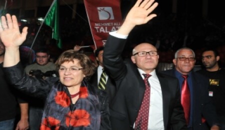 Talat "Ya dün ya dünya" sloganıyla adaylığını ilan etti