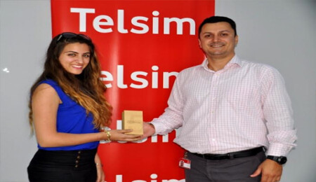 Kıbrıs'ın Selfıe Starı Özge Sarıca Samsung Galaxy S5 sahibi oldu