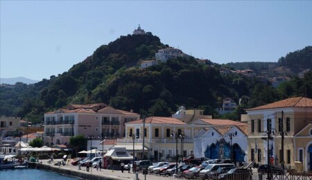 Ege'deki sismik hareketlilik nedeniyle yaklaşık 9 bin kişi Santorini Adası'nı terk etti