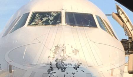 İstanbul'daki olumsuz hava koşulları tehlike yarattı... İkinci uçak da düşme tehlikesi yaşadı...