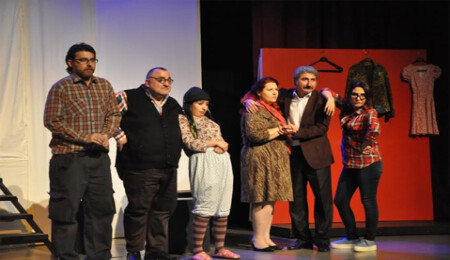 Tiyatrokarenin  Zübük oyunu Gazimağusada ayakta alkışlandı