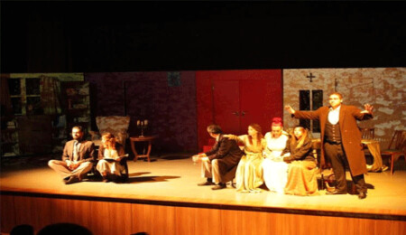 Gazimağusa Belediye Tiyatrosu ilk oyunu "Vişne Bahçesi" ile perdelerini açtı