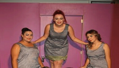 Gazimağusa Belediye Tiyatrosu, 'Dullar' oyununun promiyer göserimini yapıyor