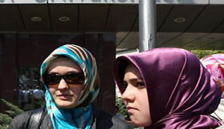 Türbanlı öğrenci dersten atılamayacak