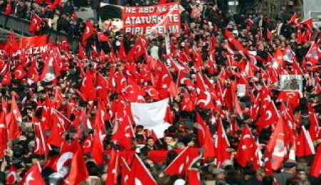 Onbinler türbanı protesto etti
