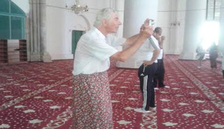 Erkek turiste etek giydirdik