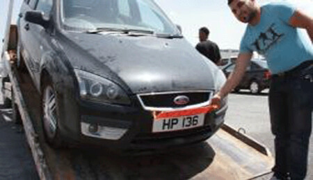 Ercan Havaalanı park yerine bırakılan arabanın üzerinde 3 farklı plaka var