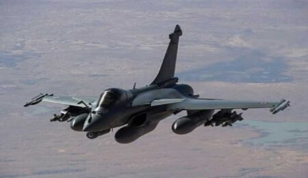 Fransız uçak gemisinden kalkan savaş uçakları Güney Kıbrıs üzerinde uçtu