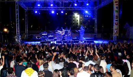 UKÜ'de şenliklerin kapanışını "Mor ve Ötesi" yaptı