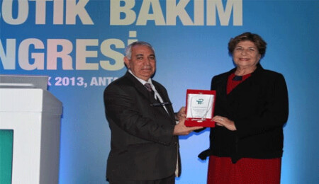 UKÜ Eczacılık Fakültesi Dekanı'na plaket