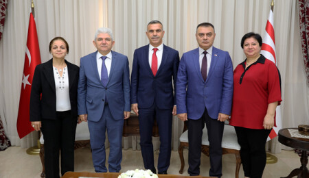 Uluçay, KKTC'de görev yapan eski komutanları kabul etti