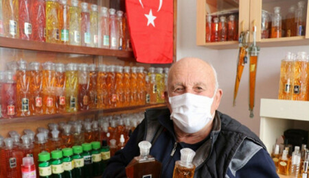 3 bin şişe kolonya biriktirdi: “Kalpli, desenli, Kıbrıs haritası olan, kılıçlı olanlar var”