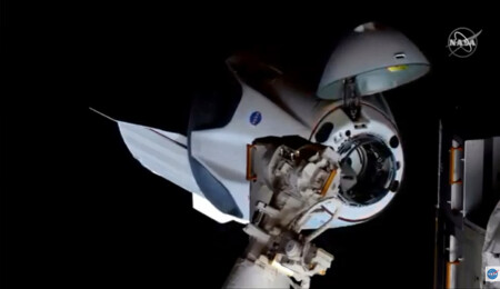 SpaceX’in tarihi yolculuğunda mutlu son: Kapsül, Uluslararası Uzay İstasyonu'yla kenetlendi