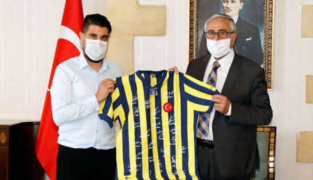 Akıncı’ya Fenerbahçe efsanelerinin imzaladığı Lefter forması takdim edildi