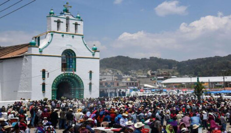 Meksika’da salgına rağmen Paskalya ayini düzenlendi, binlerce kişi katıldı