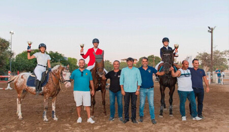 Usta binicilerin engelli yarışı nefes kesti