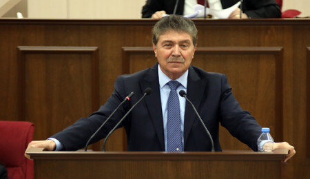 Üstel: Birçok kişi uçak biletleri daha ucuz olduğu için Güney Kıbrısı tercih ediyor