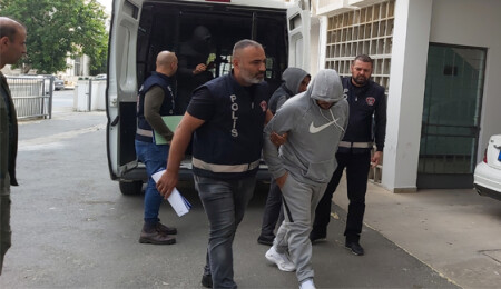 Aracında uyuyan şahsın tasarrufunda uyuşturucu bulundu