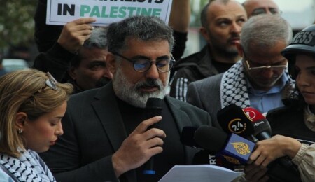 Gazeteciler, öldürülen Filistinli meslektaşları için toplandı: Hakikatleri gizlemeye gücünüz yetmeyecek!