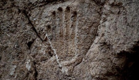 Kudüs'teki 1000 yıllık hendek duvarında gizemli bir el izi bulundu