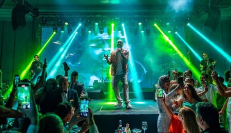 Arash, Grand Sapphire Resort sahnesinde sevenleriyle buluştu