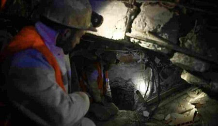 Madenciler enkazın 8 metre altından depremzedeyi kurtardılar