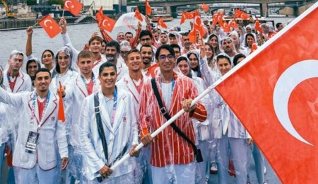 Türkiye'nin Olimpiyat kıyafeti sosyal medyada alay konusu oldu