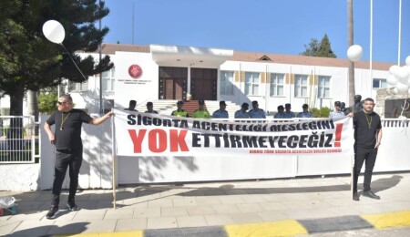 Meclis’te "Sigorta acenteliği mesleğini yok ettirmeyeceğiz” eylemi