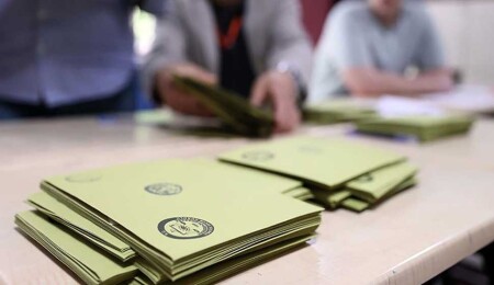 Türkiye'de sandık görevlisi, muhtarı bıçakladı