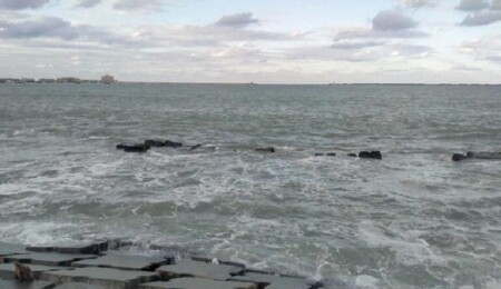 İskenderiyeliler sahilin siyaha dönmesini depremle ilişkilendirdi