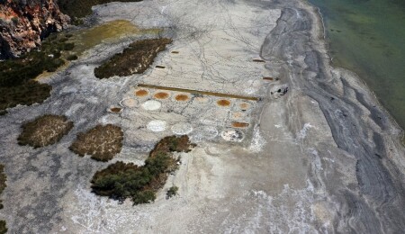 Suların çekildiği plajda antik tuz tesisi ortaya çıktı