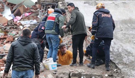 Sağlık Bakanlığı: Deprem bölgesinde arama kurtarma çalışmaları devam etmektedir