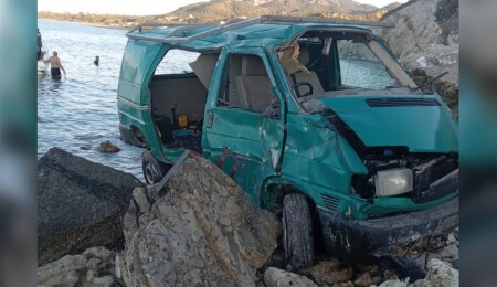 Sürücüsünün içinde uyuduğu araç, 55 metre yükseklikten uçuruma düştü: Sürücü ağır yaralandı