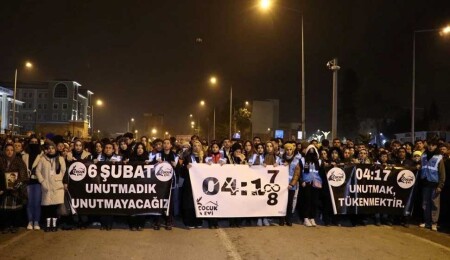 Depremzedeler 6 Şubat'ın yıl dönümünde geceyi sokaklarda geçirdi